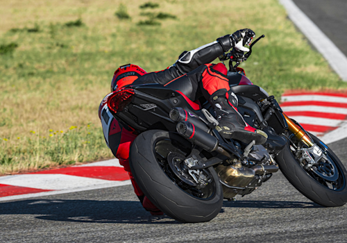 Motocicleta Ducati Monster SP en pista galgo México lifestyle