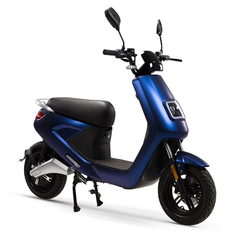 Motocicleta LVN LX 04 azul en primer plano galgo Chile