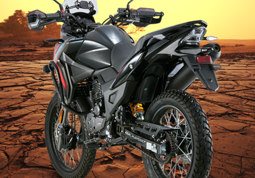 Motocicleta Victory MRX Arizona Xplore en desierto galgo Colombia lifestyle