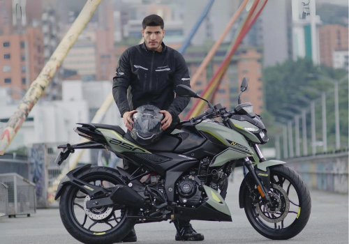 Motocicleta Bajaj Pulsar N250 en ciudad galgo Colombia lifestyle