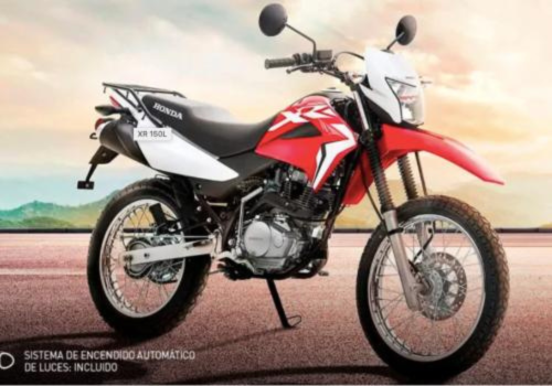 Motocicleta Honda XR150L en montaña galgo Colombia lifestyle