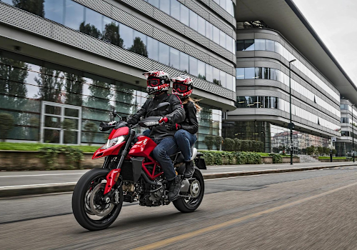 Motocicleta Ducati Hypermotard 950 en ciudad galgo México lifestyle