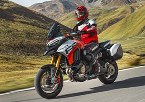 Motocicleta Ducati Multistrada V4 RS en montaña galgo México lifestyle