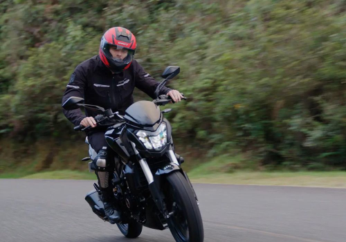 Motocicleta Bajaj Dominar 250 en montaña galgo Colombia lifestyle