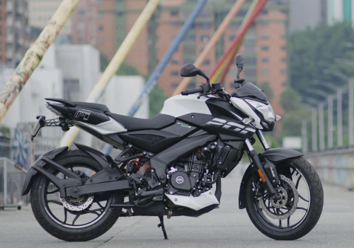 Motocicleta Bajaj Pulsar NS 200 FI ABS en ciudad galgo Colombia lifestyle