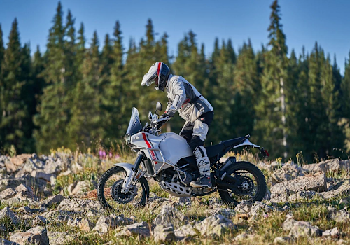 Motocicleta Ducati DesertX en montaña galgo México lifestyle