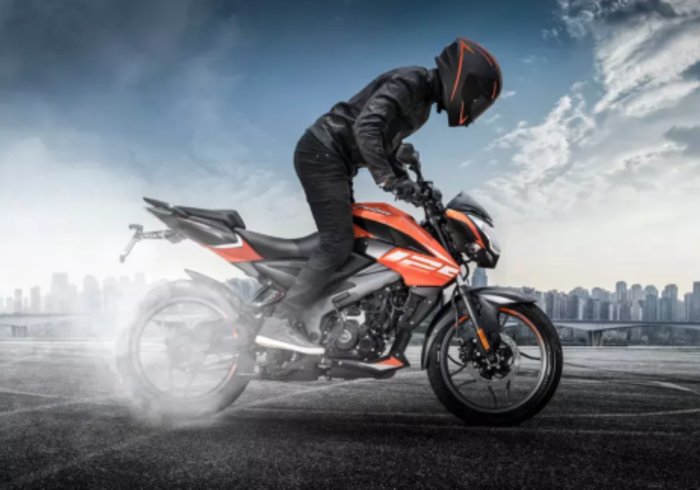 Motocicleta Bajaj Pulsar 125 NS en ciudad galgo Perú lifestyle