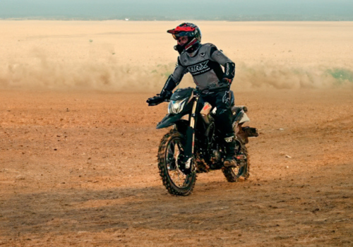 Motocicleta Victory MRX 200 en desierto galgo Colombia lifestyle