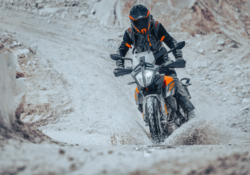 Motocicleta KTM 390 Adventure SW en montaña galgo Colombia lifestyle