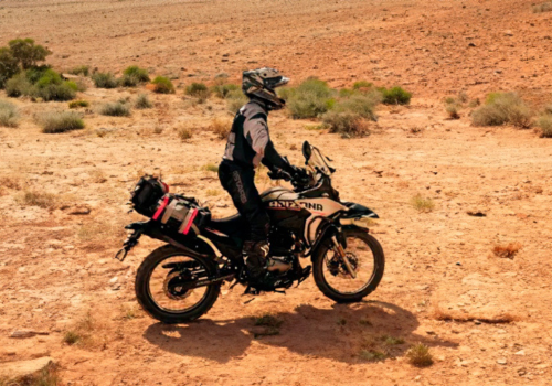 Motocicleta Victory MRX Arizona TK en desierto galgo Colombia lifestyle