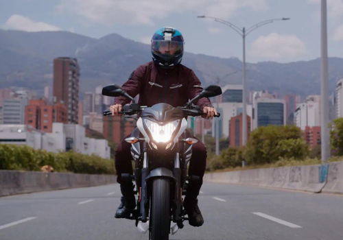 Motocicleta Bajaj Pulsar NS 200 FI ABS en ciudad galgo Colombia lifestyle