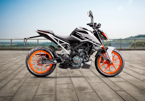 Motocicleta KTM 200 Duke Gen2 en calle galgo Colombia lifestyle