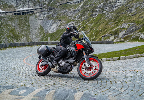 Motocicleta Ducati Multistrada V2 en montaña galgo México lifestyle