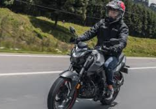 Motocicleta Hero Hunk 160R en carretera galgo México lifestyle