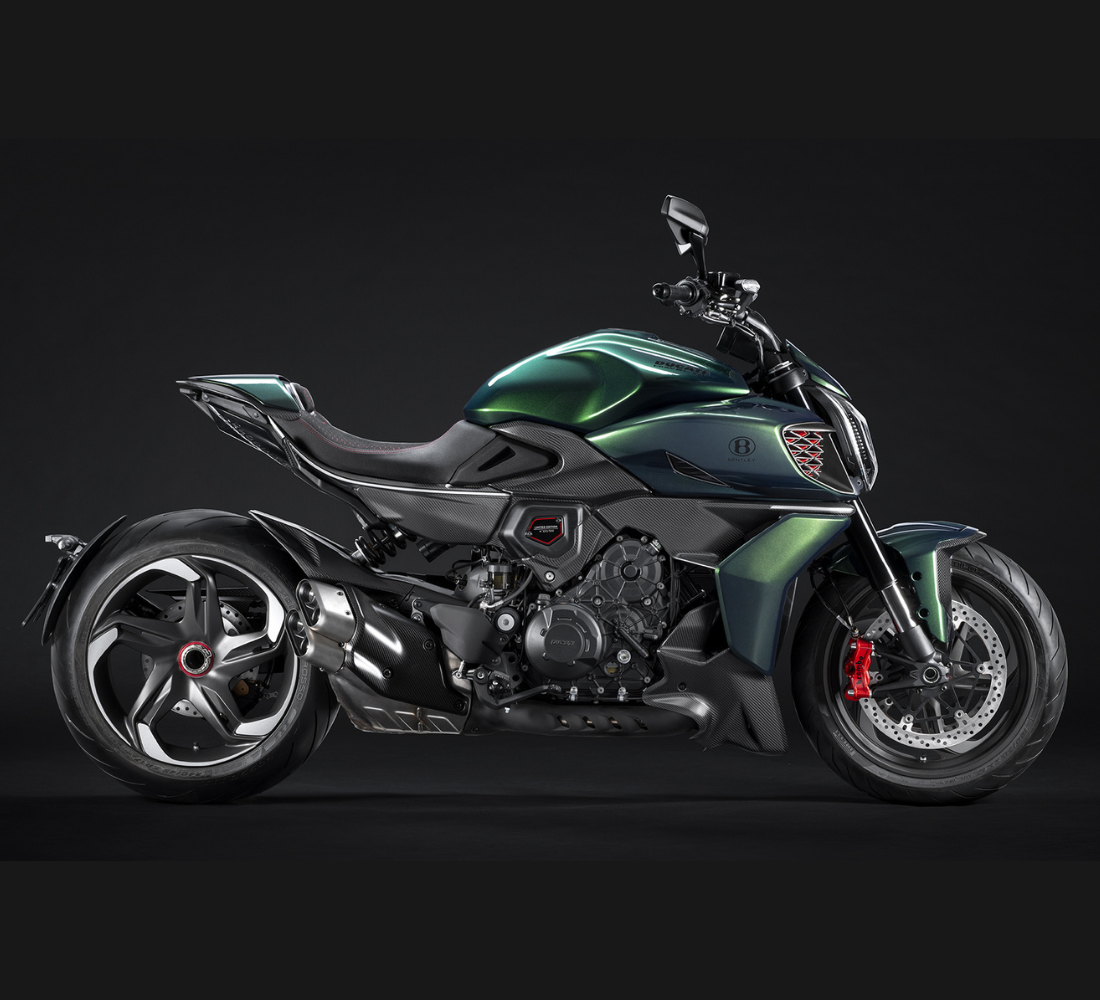 Motocicleta Ducati Diavel for Bentley en plano lateral galgo México