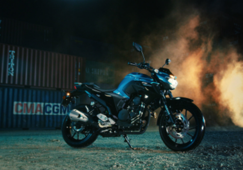 Motocicleta Yamaha FZ 25 en calle galgo Chile lifestyle
