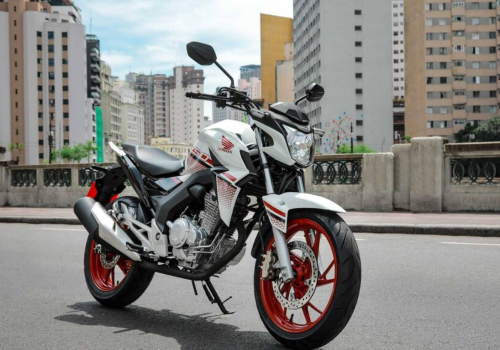 Motocicleta Honda CB 250 Twister en ciudad galgo Perú lifestyle
