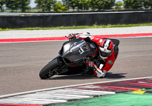 Motocicleta Ducati Panigale V2 en pista galgo México lifestyle