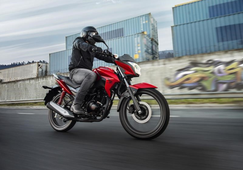 Motocicleta Honda Twister 125 en carretera galgo Chile lifestyle