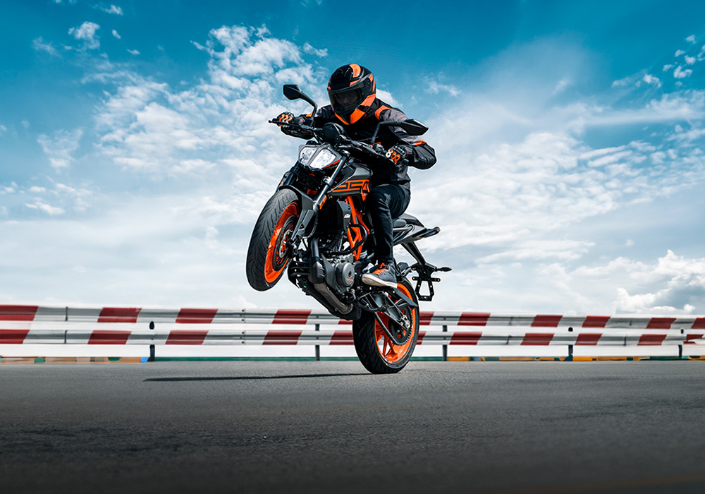 Motocicleta KTM Duke 250 en carretera galgo Perú lifestyle