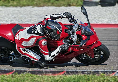 Motocicleta Ducati SuperSport 950 en pista galgo México lifestyle