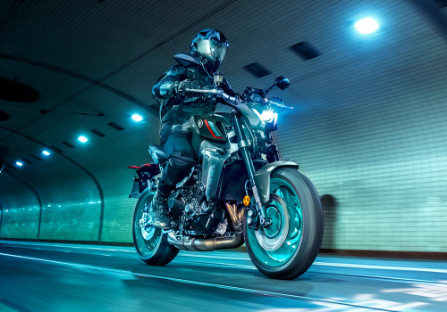 Motocicleta Yamaha MT 09 en túnel galgo México lifestyle