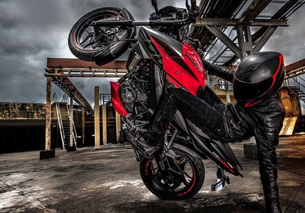 Motocicleta Bajaj Pulsar NS 200 en calle galgo Perú lifestyle