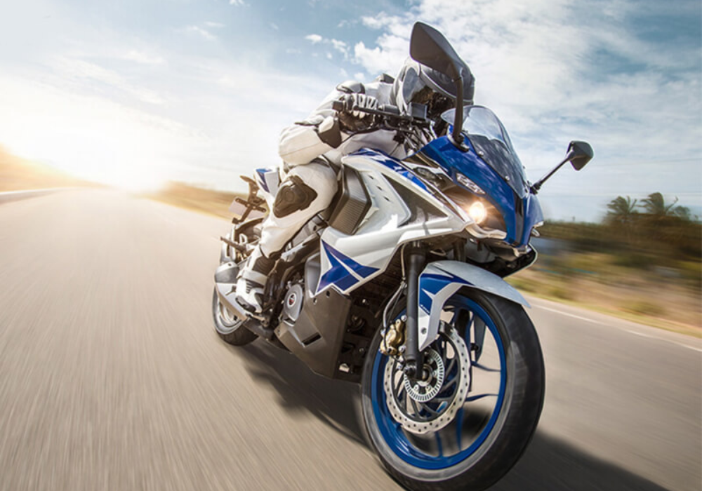 Motocicleta Bajaj Pulsar RS 200 en carretera galgo Perú lifestyle