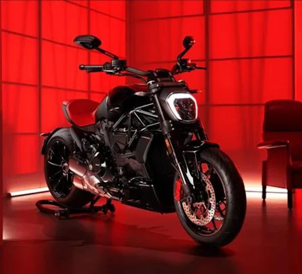 Motocicleta Ducati XDiavel Nera en primer plano galgo México