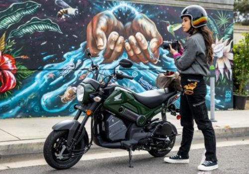 Motocicleta Honda Navi en calle galgo Chile lifestyle