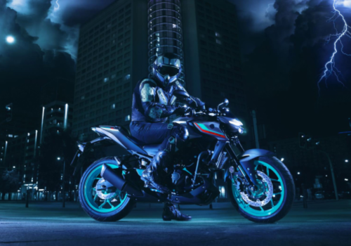 Motocicleta Yamaha MT 03 en ciudad galgo México lifestyle