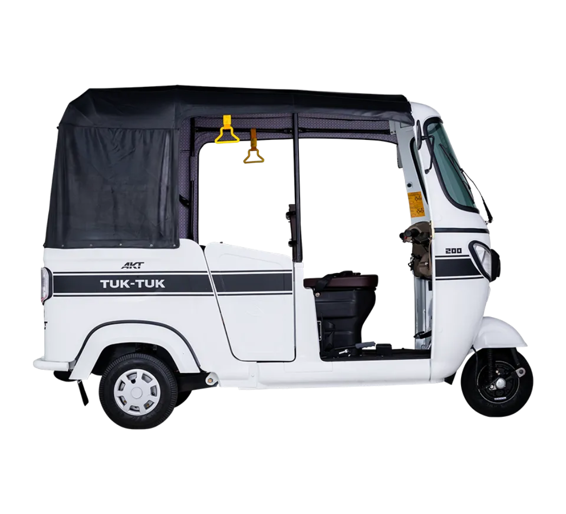 Motocicleta AKT Tuk Tuk en plano lateral galgo Colombia