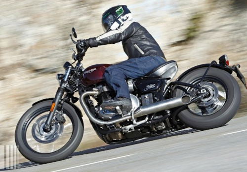 Motocicleta Triumph Bonneville Bobber en carretera galgo México lifestyle