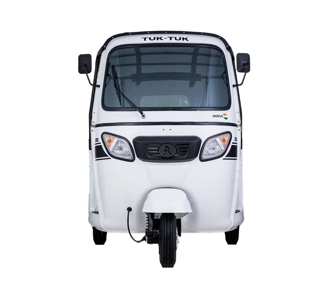 Motocicleta AKT Tuk Tuk en plano frontal galgo Colombia
