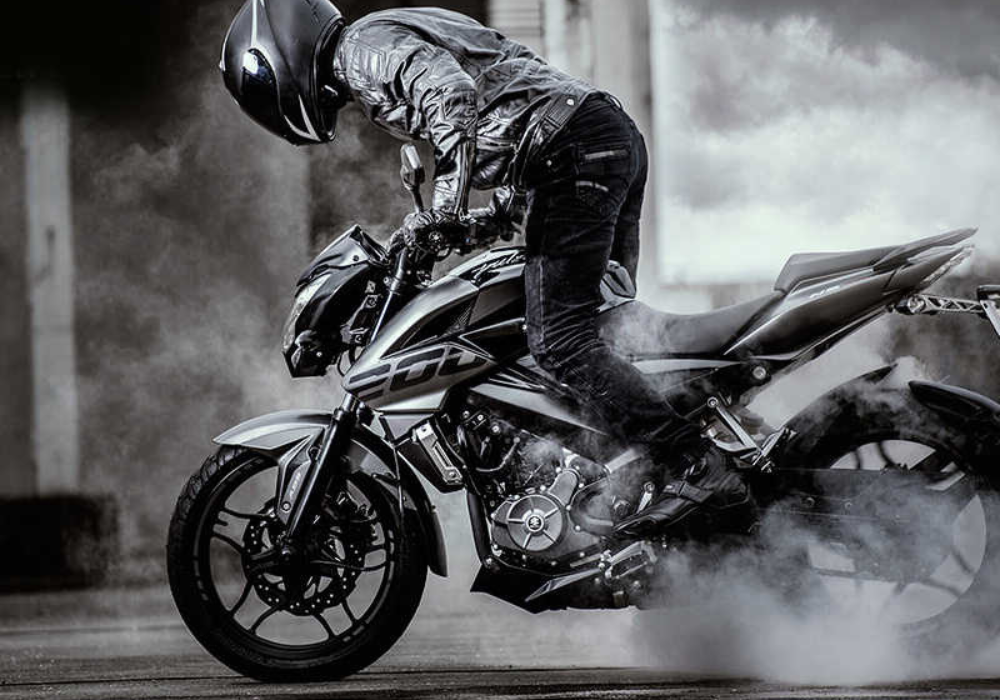 Motocicleta Bajaj Pulsar NS 200 en calle galgo Perú lifestyle