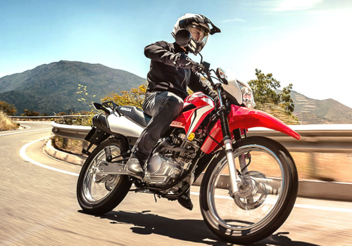 Motocicleta Honda XR 150 L en carretera galgo Chile lifestyle