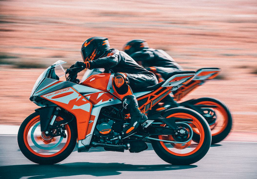 Motocicleta KTM RC 200 en pista galgo México lifestyle