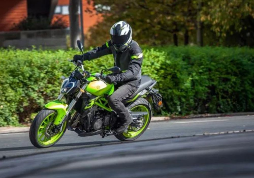 Motocicleta Benelli 302 S en calle galgo México lifestyle