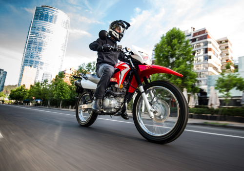 Motocicleta Honda XR 150 L en ciudad galgo Chile lifestyle