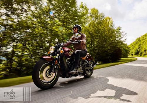 Motocicleta Indian Scout en carretera galgo México lifestyle