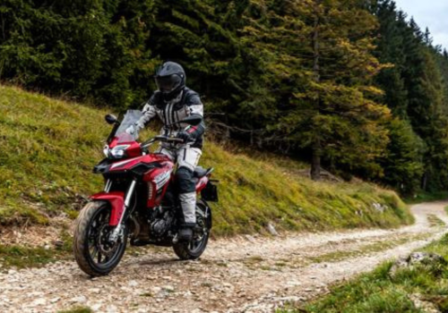 Motocicleta Benelli TRK 251 en montaña galgo México lifestyle