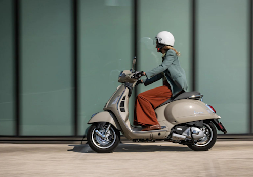 Motocicleta Vespa GTS 300 en calle galgo México lifestyle