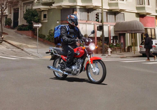 Motocicleta Yamaha YB 125 en calle galgo México lifestyle