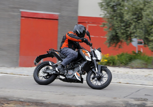 Motocicleta KTM Duke 200 en calle galgo Chile lifestyle
