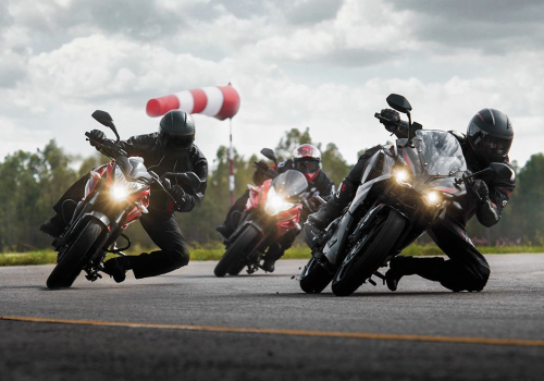 Motocicleta Bajaj Pulsar RS 200 FI ABS en pista galgo Colombia lifestyle