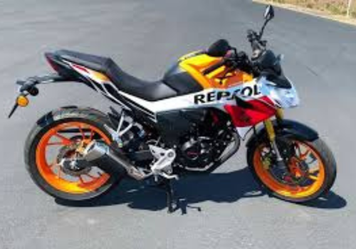 Motocicleta Honda CB 190R REPSOL en calle galgo Colombia lifestyle