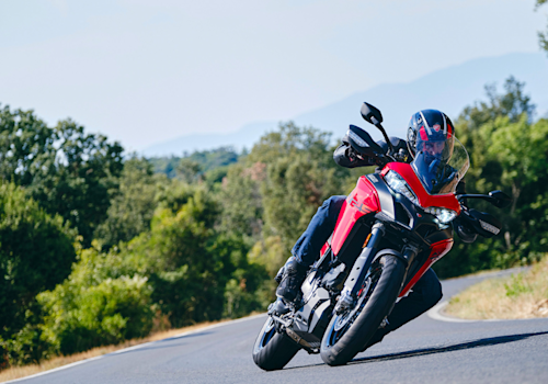 Motocicleta Ducati Multistrada V2 en carretera galgo México lifestyle