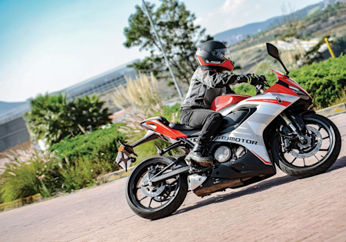 QJ Motor SRK 25R Lifestyle1 Galgo México