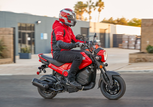 Motocicleta Honda Navi en calle galgo Chile lifestyle