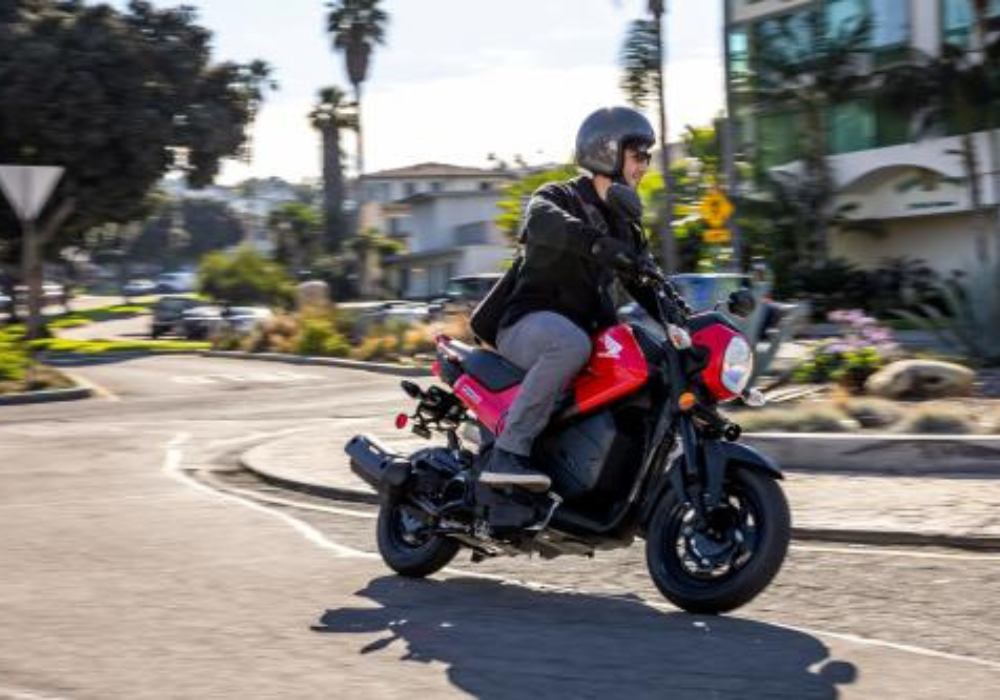 Motocicleta Honda Navi en ciudad galgo Perú lifestyle
